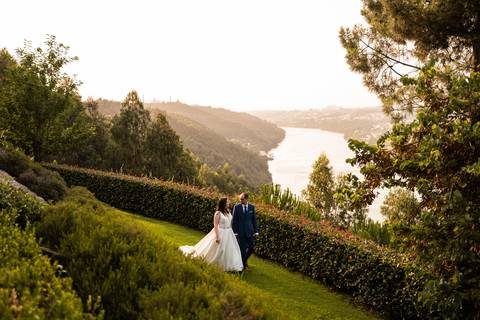 Noivos a caminhar com vista para o rio - Quinta da Velha'