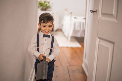 Menino das alianças - fotografia de casamento na Quinta da Velha'