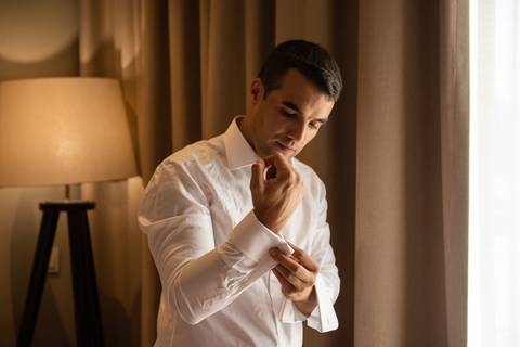 Fotografia de Casamento - noivo a preparar-se'