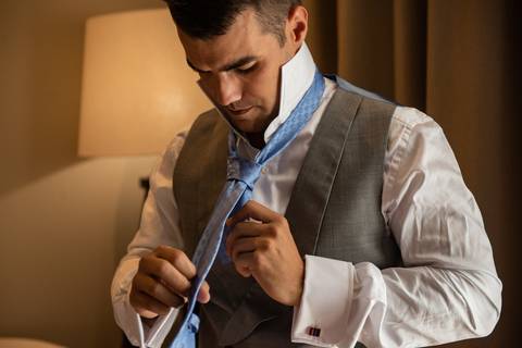 noivo a apretar a gravata'