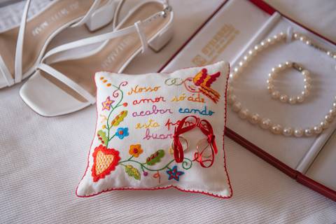 fotografia dos acessórios que a noiva vai utilizar no casamento'