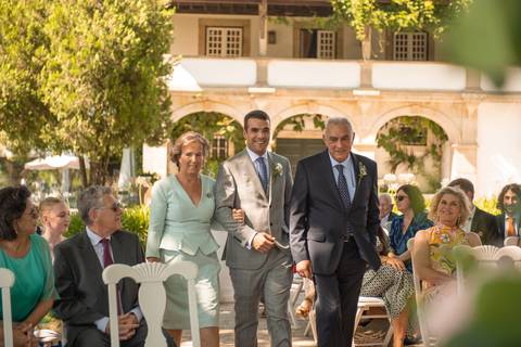 fotografia de casamento na Quinta da Pacheca - noivo a caminhar com os pais até ao altar'