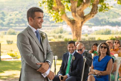 fotografia de casamento na Quinta da Pacheca - noivo à espera da noiva no altar'
