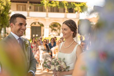 fotografia de casamento na Quinta da Pacheca - noivos no altar a sorrir a olhar um para o outro'