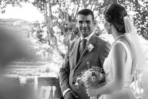 fotografia de casamento na Quinta da Pacheca - noivo a piscar o olho'