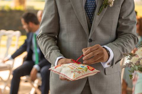 noivo a pegar na aliança - casamento na Quinta da Pacheca'