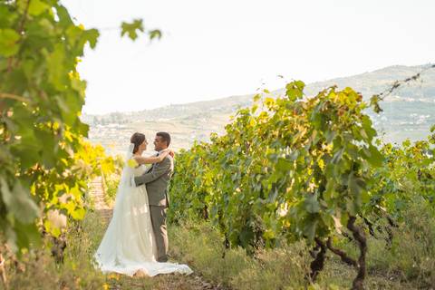 Sessão fotográfica com noivos nas vinhas do Douro - casal abraçado'
