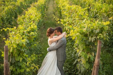 fotografia de noivos abraçados no dia do casamento'