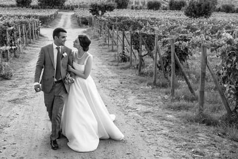 fotografia de casamento a preto e branco - noivos nas vinhas do Douro'