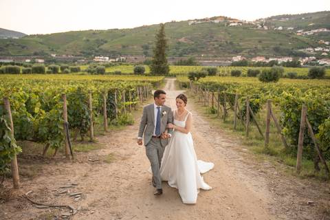 Fotógrafo de casamentos Porto - noivos abraçados a caminhar'