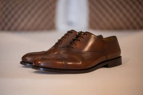 fotografia de sapatos do noivo'