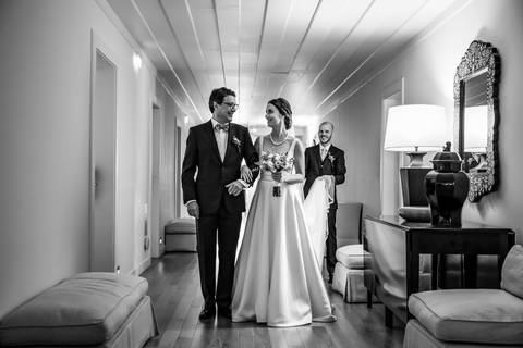 fotografia de casamento na Quinta da Pacheca - noiva a caminhar com o pai'