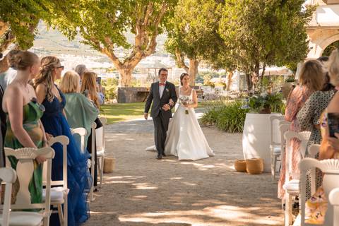 noiva a andar até ao altar acompanhada pelo pai'