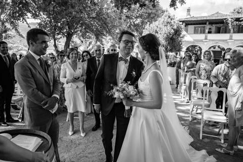 fotografia a preto e branco de casamento na Quinta da Pacheca - pai da noiva a cumprimenta-la'