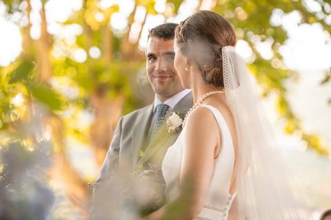 fotografia de casamento na Quinta da Pacheca - noivos a olhar um para o outro no altar'