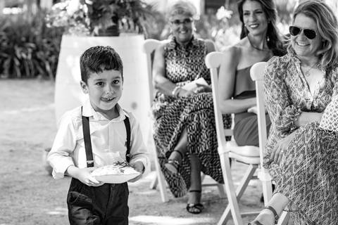 menino das alianças a caminhar até ao altar - casamento na Quinta da Pacheca'