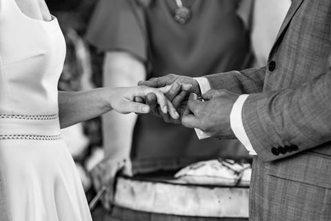casal a trocar alianças - fotografia a preto e branco de casamento na Quinta da Pacheca'