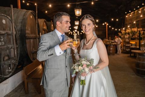 fotografia de noivos a brindar numa cave de vinhos - casamento na Quinta da Pacheca'