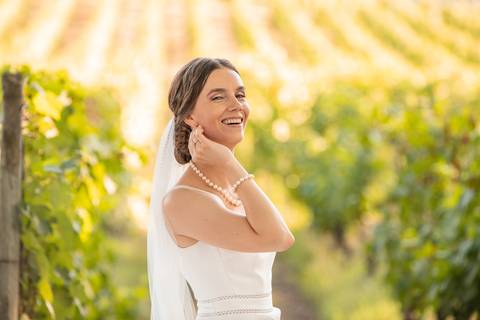 fotografia de noiva a mostrar os brincos - casamento no Douro'