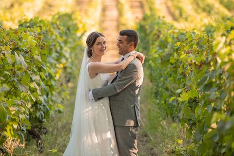 Fotografia de noivos abraçados no meio de vinhas - casamento no Douro'