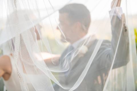 retrato de noivos cobertos por véu'