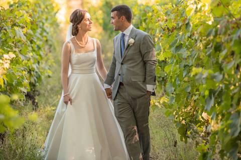 Sessão fotográfica com noivos nas vinhas do Douro - casal de mãos dadas'