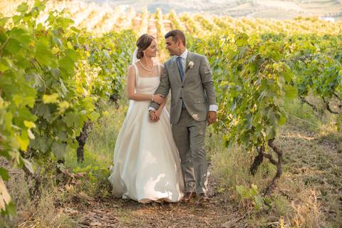 fotografia de casal nas vinhas do Douro - casal a caminhar de mãos dadas'