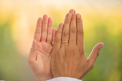 fotografia de mãos do casal a mostrar as alianças - casamento na Quinta da Pacheca'