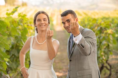 fotografia de noivos a mostrar alianças'