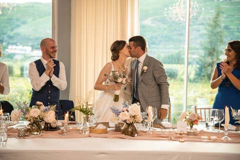 retrato de noivos a dar um beijo - casamento na Quinta da Pacheca'