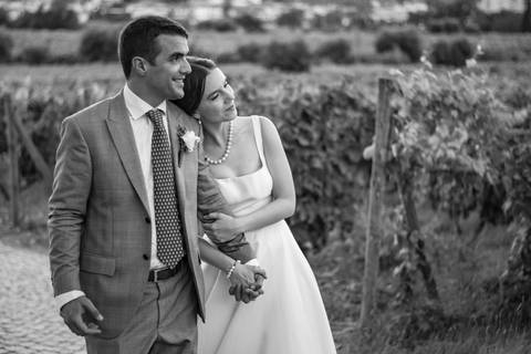 fotografia de noivos de mão dada'