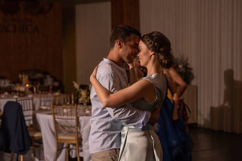 fotografia de noivos a dançar na festa do casamento'