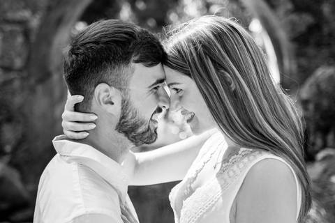 casal de noivos com as cabeças encostadas - fotografia de pré-wedding a preto e branco'