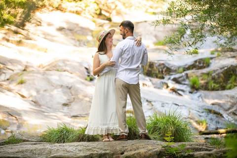 casal abraçado a olhar um para o outro - sessão fotográfica na natureza em Afife'