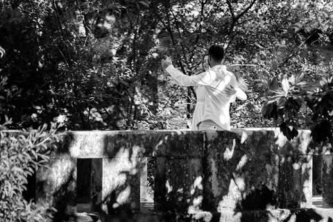 fotografia e preto e brando de casal a dançar - sessão de pré-wedding na natureza'