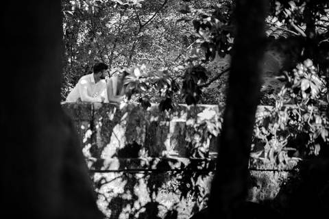 fotografia a preto e branco de casal encostado numa ponte - sessão de pré-wedding em Afife'