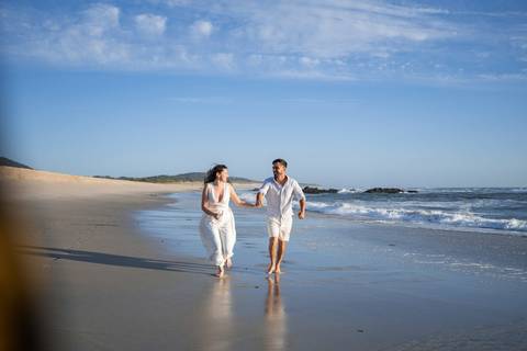 fotografia de casal na praia'