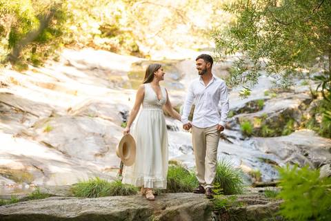 casal de mão dada a olhar um para o outro - sessão fotográfica de pré-wedding em Afife'