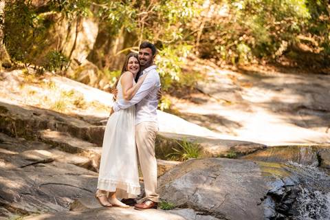 fotografia de noivos abraçados a olhar para a câmara - sessão de pré-wedding em Afife'