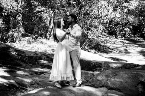 retrato a preto e branco de noivos a dançar - fotografia de pré-wedding em Afife'