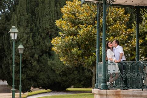 noivos num coreto a dar um beijo - Sessão de pré-wedding em Vila Real'