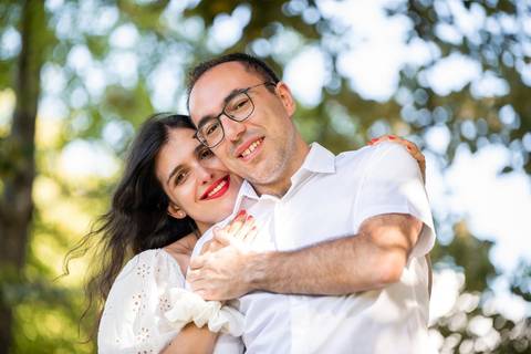 retrato de noivos abraçados a olhar para a câmara - Sessão fotográfica de pré-wedding '