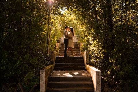 retrato de noivos abraçados - sessão fotográfica na natureza'