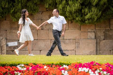 casal a caminhar de mãos dadas - fotógrafo de casamentos em Ermesinde'