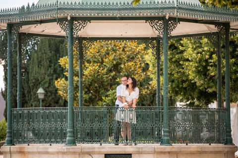 fotografia de casal abraçado num coreto - sessão fotográfica em Vila Real'