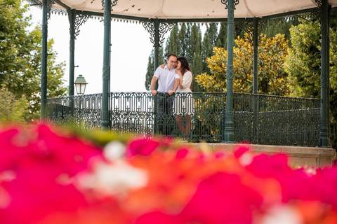 casal abraçado a olhar um para o outro - Sessão fotográfica de pré-wedding em Vila Real'