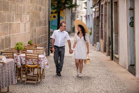 noivos de mão dada a andar - pré-wedding em Vila Real'