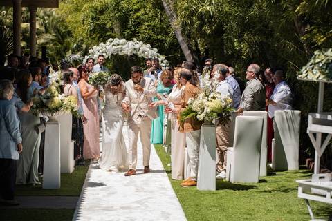 Noivos a sair do altar enquanto é atirado arroz - Cerimónia de Casamento na Casa dos Cisnes, Porto'