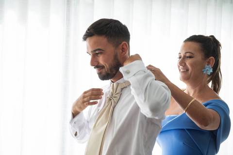 Mãe a colocar a gravata do noivo - fotografia de casamento no Porto'