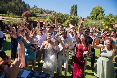 Noivos a dançar com convidados - fotografia de casamento na Casa dos Cisnes, Porto'